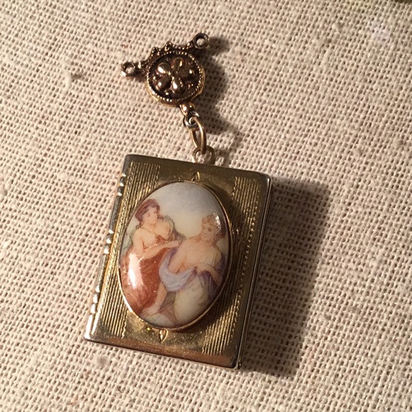 Vintage Jewelry - Vintage Locket with lovely porcelain cabochon